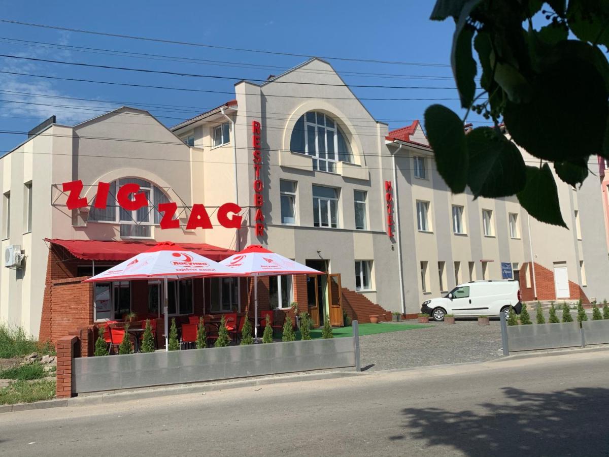 Zig Zag Hotel คาเมียเนตส์-โปดิลสกี ภายนอก รูปภาพ