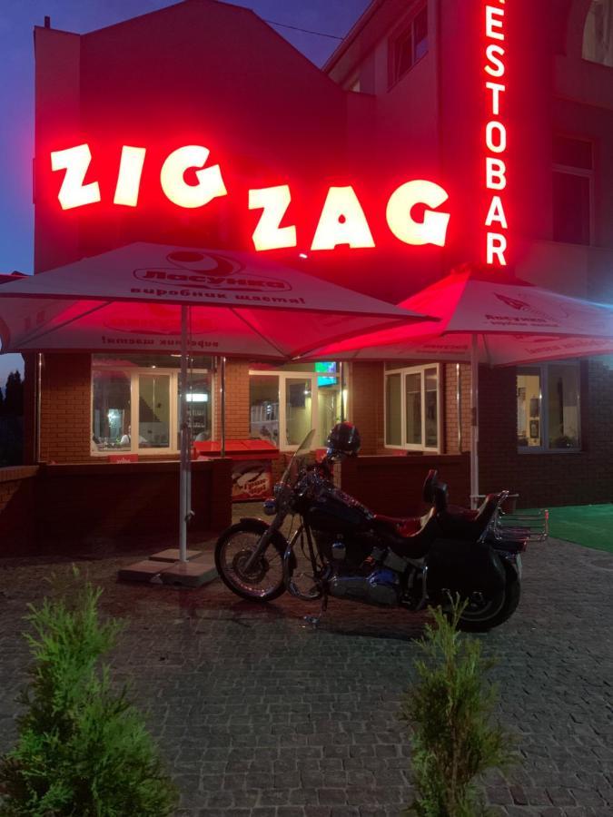 Zig Zag Hotel คาเมียเนตส์-โปดิลสกี ภายนอก รูปภาพ